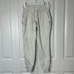 Lululemon Warm Down Jogger *7/8 Length
Thread Dye White Black